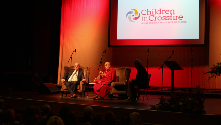 Thánh Đức Đạt Lai Lạt Ma nói chuyện tại Diễn đàn Millennial ở Derry, Bắc Ailen, Anh vào ngày 10 tháng 9 năm 2017. Ảnh của Lorcan Doherty