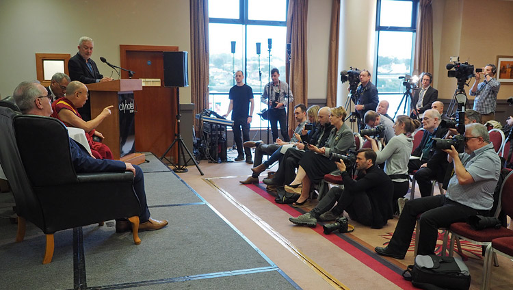 Thánh Đức Đạt Lai Lạt Ma nói chuyện với các thành viên của báo chí ở Derry, Bắc Ailen, Anh vào ngày 11 tháng 9 năm 2017. Ảnh của Jeremy Russell / VPĐLLM