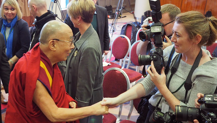 Thánh Đức Đạt Lai Lạt Ma bắt tay với các nhà báo vào cuối cuộc họp của họ tại Derry, Bắc Ailen, Anh vào ngày 11 tháng 9 năm 2017. Ảnh của Jeremy Russell / VPĐLLM