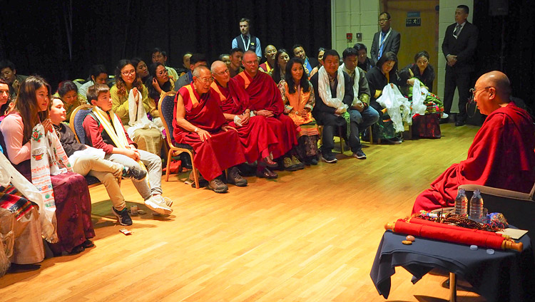 Thánh Đức Đạt Lai Lạt Ma nói chuyện với cộng đồng Tây Tạng và những người ủng hộ ở Derry, Bắc Ailen, Anh vào ngày 11 tháng 9 năm 2017. Ảnh của Jeremy Russell / VPĐLLM