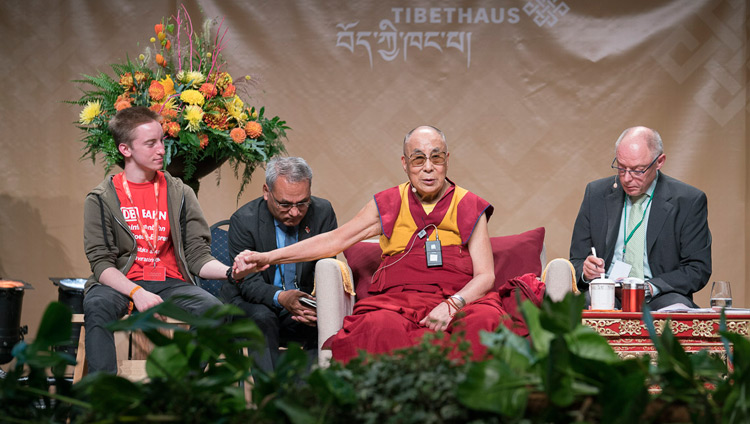 Thánh Đức Đạt Lai Lạt Ma trả lời câu hỏi của các sinh viên trong cuộc đối thoại của họ tại Jahrhunderthalle, Frankfurt, Đức vào ngày 13 tháng 9 năm 2017. Ảnh của Tenzin Choejor