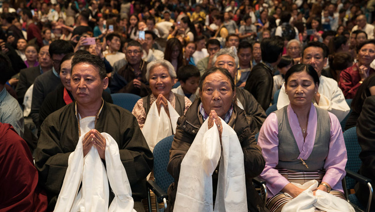 Một số trong số hơn 1500 thành viên của cộng đồng Tây Tạng đang lắng nghe Đức Đạt Lai Lạt Ma trong cuộc họp tại Jahrhunderthalle, Frankfurt, Đức vào ngày 13 tháng 9 năm 2017. Ảnh của Tenzin Choejor