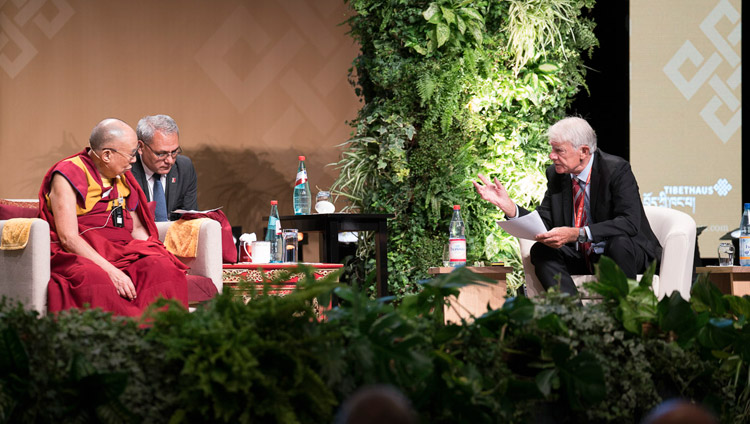 Wolf Singer trình bày 'Cập nhật về Khoa học phương Tây' tại hội nghị chuyên đề "Khoa học Tây phương và Triển vọng Phật giáo" ở Jahrhunderthalle, Frankfurt, Đức vào ngày 14 tháng 9 năm 2017. Ảnh của Tenzin Choejor