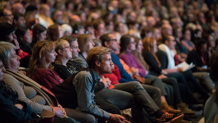 Các thành viên của khán giả đang lắng nghe bài thuyết trình tại hội nghị chuyên đề "Khoa học Tây phương và Triển vọng Phật giáo" tại Jahrhunderthalle, Frankfurt, Đức vào ngày 14 tháng 9 năm 2017. Ảnh của Tenzin Choejor