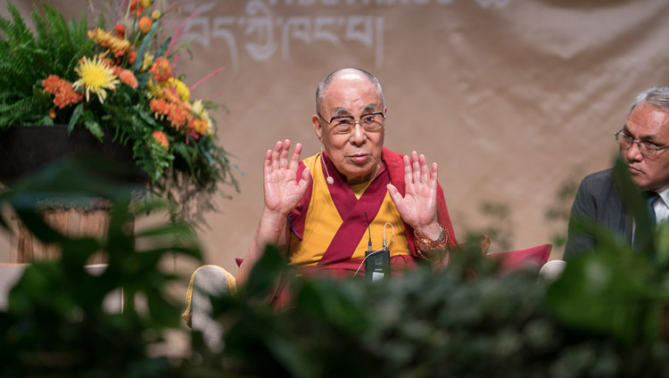 Thánh Đức Đạt Lai Lạt Ma bình luận về các bài thuyết trình tại hội nghị chuyên đề "Khoa học Tây phương và Triển vọng Phật giáo" tại Jahrhunderthalle, Frankfurt, Đức vào ngày 14 tháng 9 năm 2017. Ảnh của Tenzin Choejor