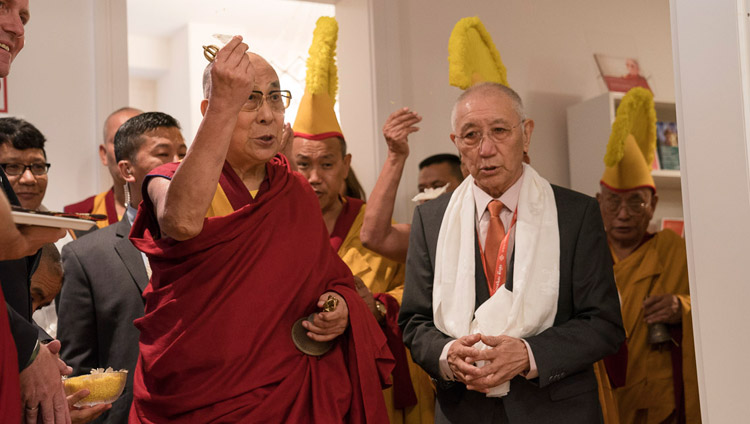 Thánh Đức Đạt Lai Lạt Ma và Dagyab Rinpoche đã đọc bài Kinh nghi thức về lễ thánh hóa để biểu thị Lễ Khánh thành của Viện Tây Tạng vừa được thành lập ở Frankfurt, Đức vào ngày 14 tháng 9 năm 2017. Ảnh của Tenzin Choejor