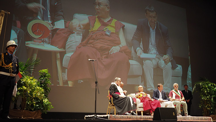 Thánh Đức Đạt Lai Lạt Ma nói chuyện tại nhà hát Vittorio Emanuele ở Messina, Sicily, Ý vào ngày 17 tháng 9 năm 2017. Ảnh của Jeremy Russell