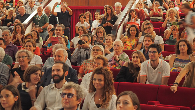 Các thành viên của đám đông 1200 khán giả đang lắng nghe Thánh Đức Đạt Lai Lạt Ma tại Nhà hát Vittorio Emanuele ở Messina, Sicily, Ý vào ngày 17 tháng 9 năm 2017. Ảnh của Jeremy Russell