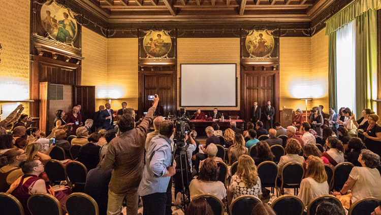 Cuộc họp của Thánh Đức Đạt Lai Lạt Ma với các thành viên của các phương tiện truyền thông tại Palermo, Sicily, Italy vào ngày 18 tháng 9 năm 2017. Ảnh của Paolo Regis