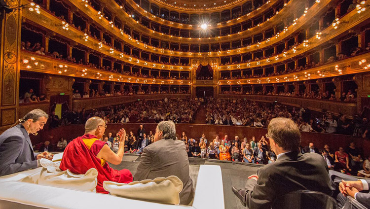 Thánh Đức Đạt Lai Lạt Ma nói chuyện tại nhà hát Massimo ở Palermo, Sicily, Italy vào ngày 18 tháng 9 năm 2017. Ảnh của Paolo Regis
