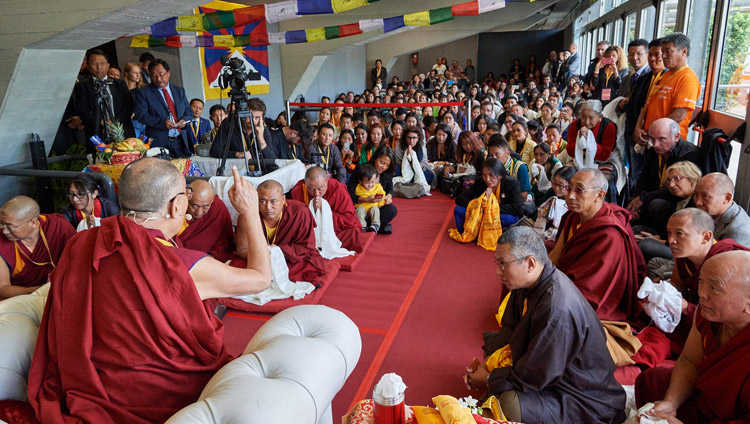 Thánh Đức Dalai Lama gặp gỡ với 150 thành viên của cộng đồng Tây Tạng trong thời gian giải lao để dùng cơm trưa giữa các chương trình tại Diễn đàn Mandela ở Florence, Italy vào ngày 19 tháng 9 năm 2017. Ảnh của Olivier Adam