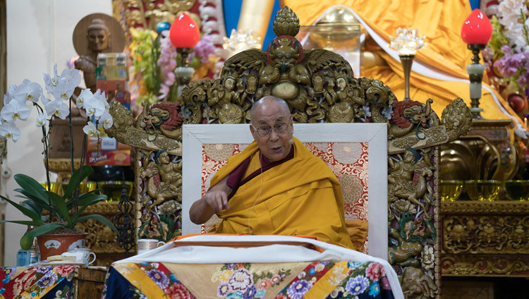 Thánh Đức Đạt Lai Lạt Ma nói chuyện vào ngày đầu tiên của Pháp hội của Ngài tại Tsuglagkhang ở Dharamsala, HP, Ấn Độ vào ngày 3 tháng 10 năm 2017. Ảnh của Tenzin Choejor