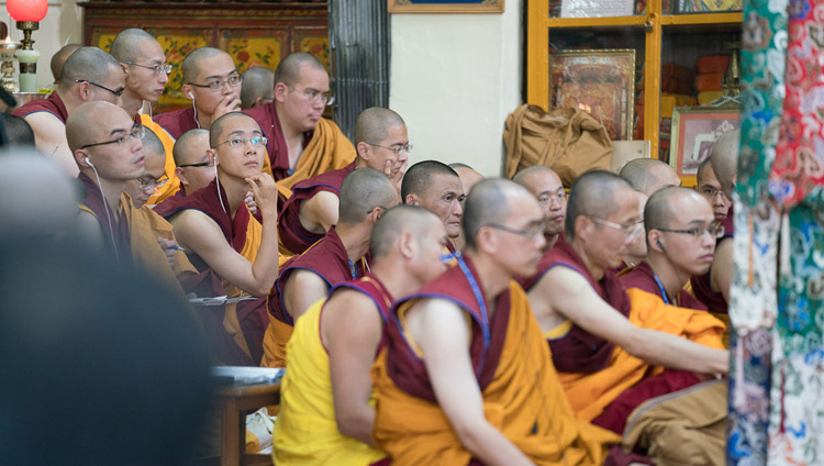Các tu sĩ ở Đài Loan đang nghe lời dịch tiếng Trung trên FM radio lời giảng của Thánh Đức Đạt Lai Lạt Ma tại Tsuglagkhang ở Dharamsala, HP, Ấn Độ vào ngày 3 tháng 10 năm 2017. Ảnh của Tenzin Choejor