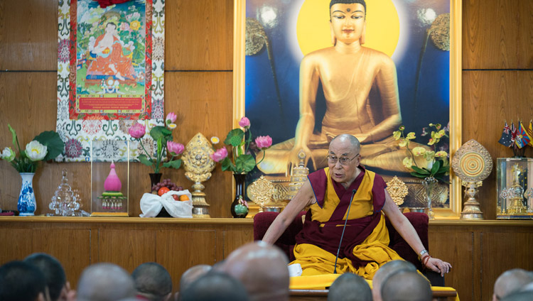 Thánh Đức Đạt Lai Lạt Ma nói chuyện với các thành viên của Dự án Nữ tu Tây Tạng, các nhà tài trợ và chư Ni trong cuộc gặp gỡ tại dinh thự của Ngài ở Dharamsala, HP, Ấn Độ vào ngày 4 tháng 10 năm 2017. Ảnh của Tenzin Choejor