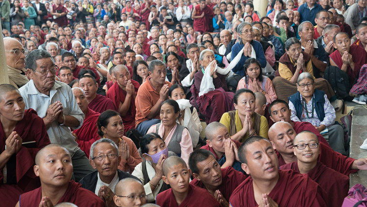 Vài trong số hơn 6.000 người tham dự ngày giảng thứ hai của Thánh Đức Đạt Lai Lạt Ma đang đợi ở trước sân để tỏ lòng tôn kính khi Ngài rời khỏi Tsuglagkhang ở Dharamsala, HP, Ấn Độ vào 4 tháng 10, 2017. Ảnh: Tenzin Choejor