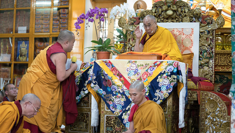 Thánh Đức Đạt Lai Lạt Ma trả lời câu hỏi từ phía thính chúng trong giờ dùng trà vào ngày thứ 3 của Pháp hội, thể theo sự thỉnh cầu của Phật tử Đài Loan, tại Tsuglagkhang ở Dharamsala, HP, Ấn Độ vào 5 tháng 10, 2017. Ảnh của Tenzin Choejor