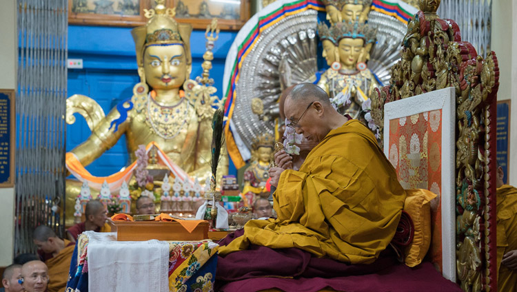 Thánh Đức Đạt Lai Lạt Ma thực hiện nghi thức chuẩn bị cho Lễ Quán đảnh Trường thọ Tara Trắng trước khi bắt đầu ngày cuối cùng của Pháp hội tại Tsuglagkhang ở Dharamsala, HP, Ấn Độ vào 6 tháng 10, 2017. Ảnh của Tenzin Choejor