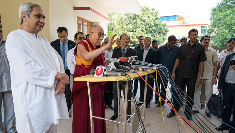 Thủ hiến Odisha - Naveen Patnaik nhìn Thánh Đức Đạt Lai Lạt Ma khi Ngài trả lời các câu hỏi từ giới truyền thông tại Dinh thự của Thủ hiến ở Bhubaneswar, Odisha, Ấn Độ vào 20 tháng 11, 2017. Ảnh của Tenzin Choejor