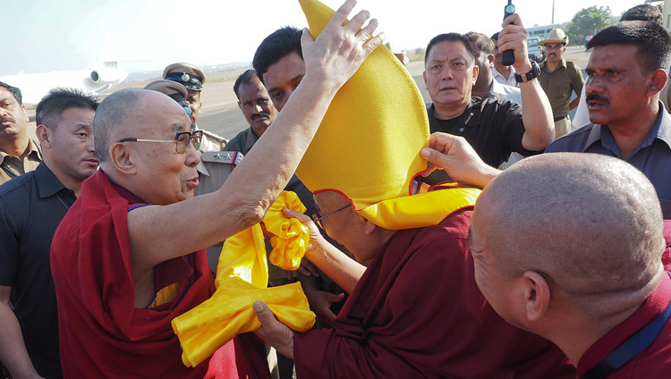Sharpa Choejey Rinpoche cung đón Thánh Đức Đạt Lai Lạt Ma khi Ngài quang lâm đến sân bay ở Hubli, Karnataka, Ấn Độ vào 11 tháng 12, 2017. Ảnh của Jeremy Russell