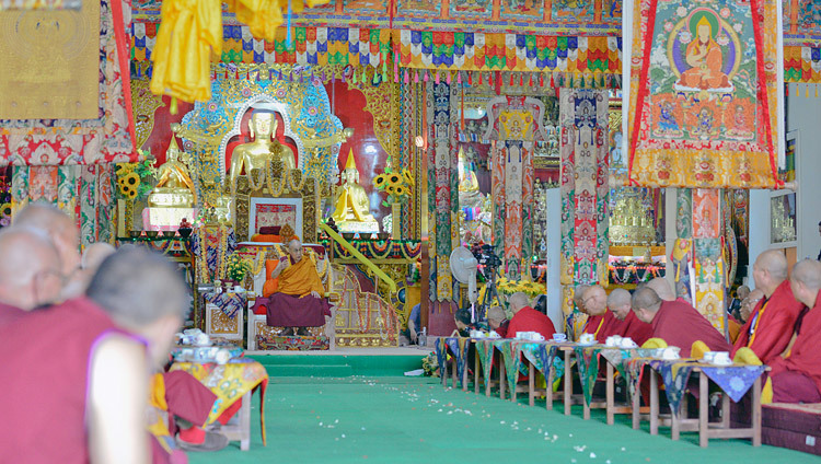 Thánh Đức Đạt Lai Lạt Ma phát biểu trong buổi lễ chào mừng tại Tu viện Drepung Lachi ở Mundgod, Karnataka, Ấn Độ vào ngày 11 tháng 12, 2017. Ảnh của Lobsang Tsering