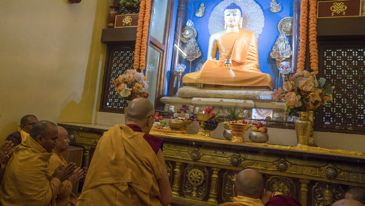 Thánh Đức Đạt Lai Lạt Ma chủ trì buổi tụng những lời cầu nguyện và xưng tán trước tượng Phật bên trong Đền Tháp Đại Giác ở Bồ Đề Đạo Tràng, Bihar, Ấn Độ vào ngày 2 tháng 1 năm 2018. Ảnh của Tenzin Choejor