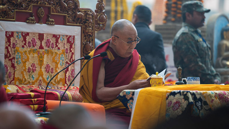 Thánh Đức Đạt Lai Lạt Ma tham gia buổi Lễ cầu nguyện được tổ chức để tưởng nhớ kỷ niệm 15 năm - ngày Viên tịch của Khenpo Jigme Phuntsok – Vị Lama nổi tiếng thuộc phái Cổ Mật – mà cộng đồng Phật tử phát triển mạnh của Larung Gar đã gắn bó với ngài tại Tây Tạng. Buổi lễ được tổ chức tại Tháp Đại Giác ở Bodhgaya, Bihar, Ấn Độ vào 13 tháng 1, 2018. Ảnh của Tenzin Choejor