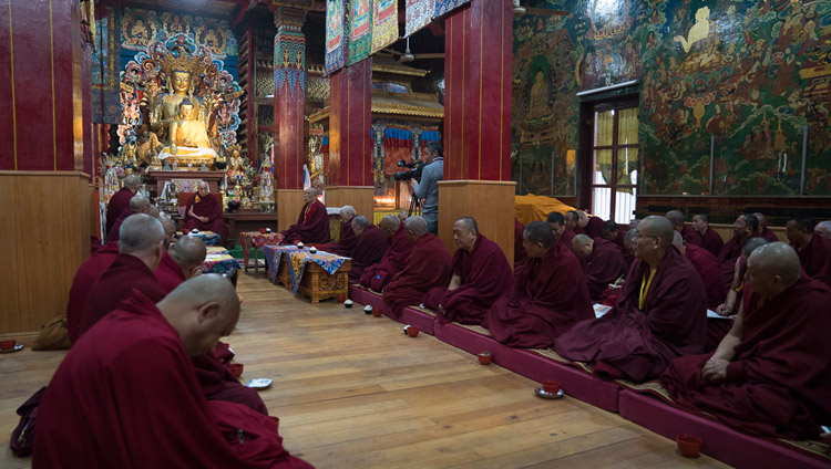 Thánh Đức Đạt Lai Lạt Ma thảo luận với các vị Tu Viện Trưởng và các Giáo Thọ Sư của truyền thống Gelukpa về phương pháp cải tiến giáo dục tại các học viện của truyền thống Gelukpa trong cuộc họp tại Chùa Tây Tạng ở Bodhgaya vào 13 - 01 - 2018. Ảnh của Tenzin Choejor