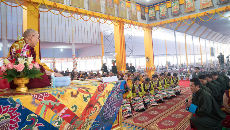 Các nghệ sỹ từ Viện Nghệ thuật biểu diễn Tây Tạng đã hát những đoạn Kệ về Quy y và Kính lễ trong tác phẩm “Trí Tuệ Cơ Bản của Trung Đạo” của Ngài Long Thọ cùng với sự hòa âm của âm nhạc vào lúc mở đầu buổi thuyết giảng của Thánh Đức Đạt Lai Lạt Ma ở Bồ Đề Đạo Tràng, Bihar, Ấn Độ vào ngày 14 tháng 1, 2018. Ảnh của Lobsang Tsering