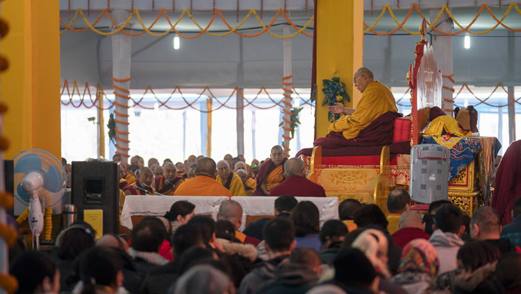 Thánh Đức Đạt Lai Lạt Ma nói chuyện với đám đông vào ngày đầu tiên của Pháp Hội của Ngài tại Bồ Đề Đạo Tràng, Bihar, Ấn Độ vào ngày 14 tháng 1 năm 2018. Ảnh của Lobsang Tsering