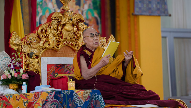 Thánh Đức Đạt Lai Lạt Ma đọc bài từ trong bản văn trong thời giảng pháp của Ngài tại Kalachakra Maidan ở Bồ Đề Đạo Tràng, Bihar, Ấn Độ vào ngày 14 tháng 1 năm 2018. Ảnh của Lobsang Tsering
