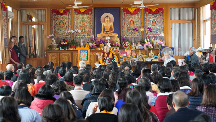 Thánh Đức Đạt Lai Lạt Ma nói chuyện với một nhóm các chuyên gia đến từ Việt Nam tại Tu viện Tây Tạng ở Bồ Đề Đạo Tràng, Bihar, Ấn Độ vào ngày 17 tháng 1 năm 2018. Ảnh của Tenzin Choejor