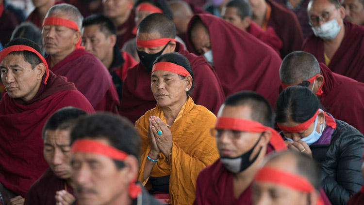 Các thành viên khán giả đang đeo băng bịt mắt theo nghi lễ trong buổi Quán đảnh Kim Cang Đại Phẫn Nộ do Thánh Đức Đạt Lai Lạt Ma ban truyền tại Bồ Đề Đạo Tràng, Bihar, Ấn Độ vào 21 tháng 1, 2018. Ảnh của Lobsang Tsering