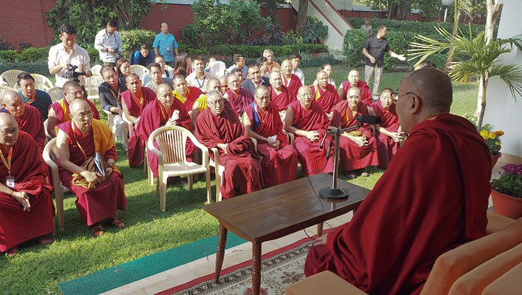 Thánh Đức Đạt Lai Lạt Ma nói chuyện với Hội chúng các giáo viên của Viện Nghiên cứu Cao cấp Tây Tạng tại Sarnath, UP, Ấn Độ vào ngày 20 tháng 3 năm 2018. Ảnh của Jeremy Russell