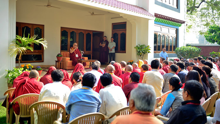 Thánh Đức Đạt Lai Lạt Ma đang nói chuyện với một hội chúng của các giáo viên Viện Nghiên cứu Cao cấp Tây Tạng Sarnath, UP, Ấn Độ vào ngày 20 tháng 3 năm 2018. Ảnh: Lobsang Tsering