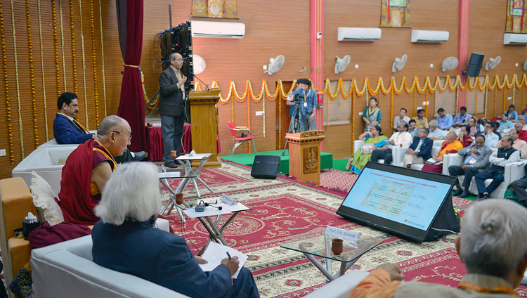 Tiến Sĩ Geshe Lobsang Tenzin Negi của Trung tâm Từ bi, Liêm chính và Đạo đức thế tục tổng kết giá trị và sự cần thiết của Đạo đức học thế tục trong giáo dục vào ngày thứ hai của Hội nghị Hiệp hội các trường đại học Ấn Độ tại Sarnath, UP, Ấn Độ vào ngày 20 tháng 3, 2018. Ảnh của Lobsang Tsering