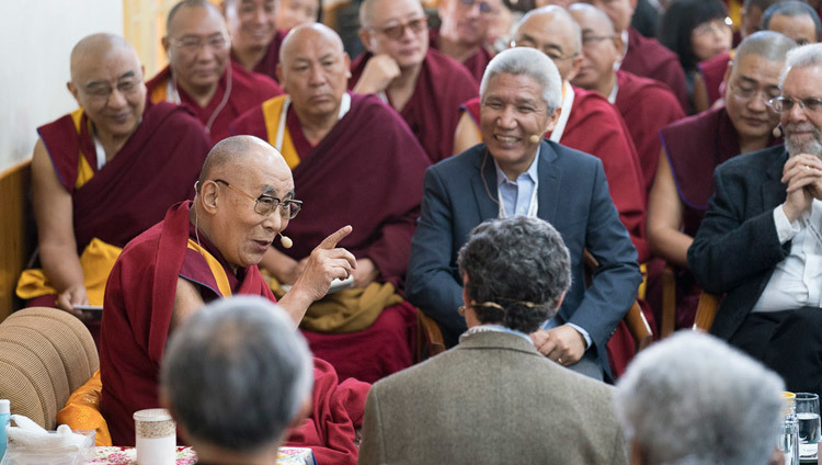 Thánh Đức Đạt Lai Lạt Ma nhấn mạnh mục đích buổi gặp gỡ của Ngài với các nhà khoa học trong ngày khai mạc Hội nghị Tâm thức và Đời sống lần thứ 33 - Tái sáng tạo sự Phát triển của Con người - tại Chùa Tây Tạng Chính ở Dharamsala, HP, Ấn Độ vào ngày 12 tháng 03, 2018. Ảnh của Tenzin Choejor