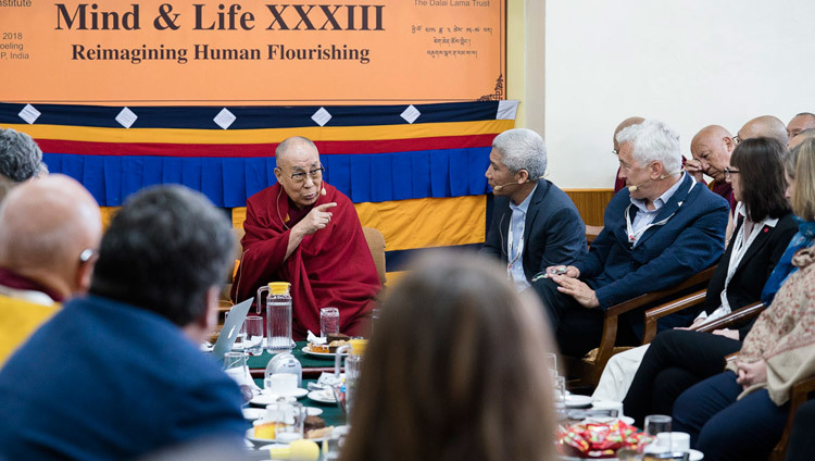 Thánh Đức Đạt Lai Lạt Ma nói chuyện với Hội chúng trong ngày khai mạc Hội nghị Tâm thức và Đời sống lần thứ 33 - Tái sáng tạo sự Phát triển của Con người - tại Chùa Tây Tạng Chính ở Dharamsala, HP, Ấn Độ vào ngày 12 tháng 03, 2018. Ảnh của Tenzin Choejor