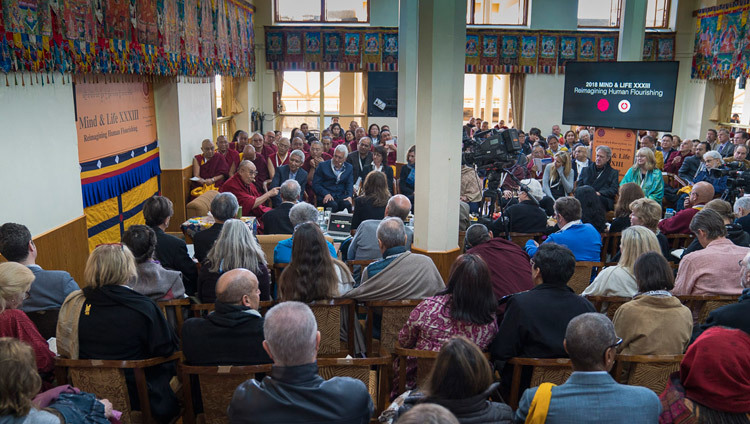 Thánh Đức Dalai Lama nhận xét về bài thuyết trình của Dan Goleman vào lúc sắp kết thúc phần buổi sáng của ngày khai mạc Hội nghị Tâm thức và Đời sống tại Chùa Tây Tạng Chính ở Dharamsala, HP, Ấn Độ vào ngày 12 tháng 03, 2018. Ảnh của Tenzin Choejor