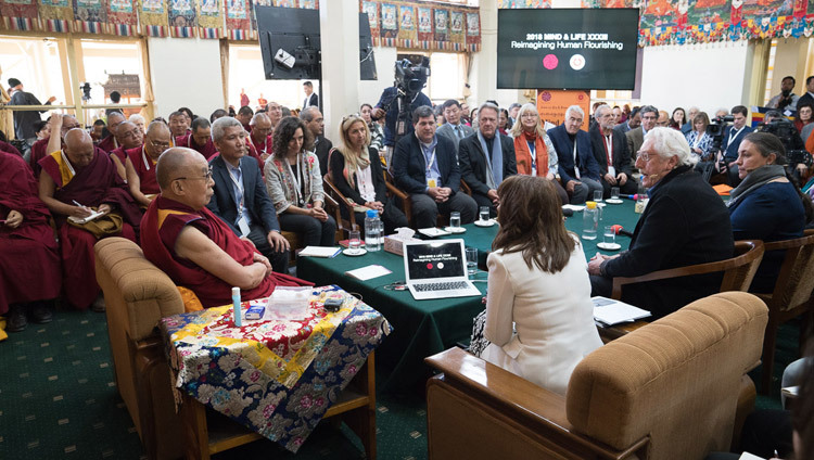 Người điều hành Tony Phillips giới thiệu Kimberly Schonert-Reichl vào đầu ngày thứ hai của Hội nghị Tâm thức và Đời sống lần thứ 33 tại Dharamsala, HP, Ấn Độ vào ngày 13 tháng 03, 2018. Ảnh của Tenzin Choejor