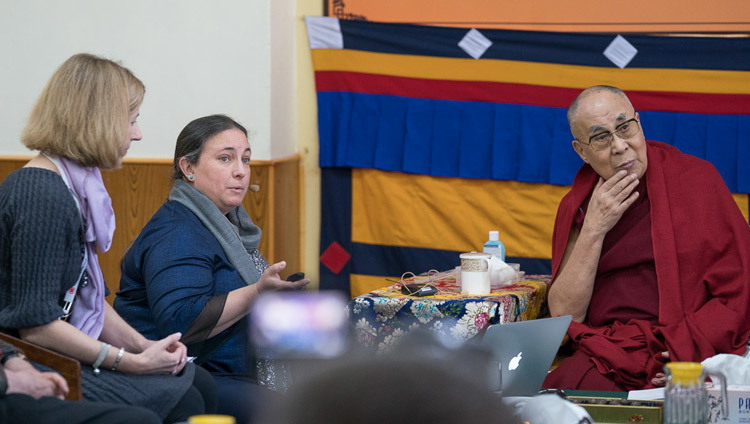 Tara Wilkie nhìn Sophie Langri khi cô ấy trình bày bài thuyết trình của mình vào ngày thứ hai của Hội nghị Tâm thức và Đời sống lần thứ 33 tại Chùa Tây Tạng Chính ở Dharamsala, HP, Ấn Độ vào ngày 13 tháng 03, 2018. Ảnh của Tenzin Choejor