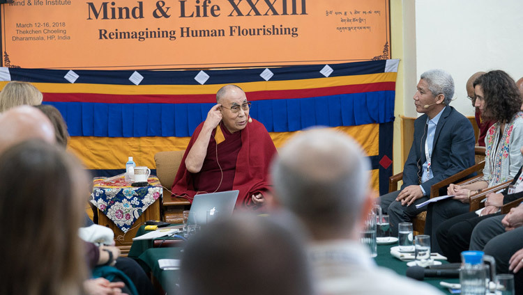 Thánh Đức Đạt Lai Lạt Ma bình luận về những bài thuyết trình trong ngày thứ hai của Hội nghị Tâm thức và Đời sống lần thứ 33 tại Chùa Tây Tạng Chính ở Dharamsala, HP, Ấn Độ vào ngày 13 tháng 03, 2018. Ảnh của Tenzin Choejor