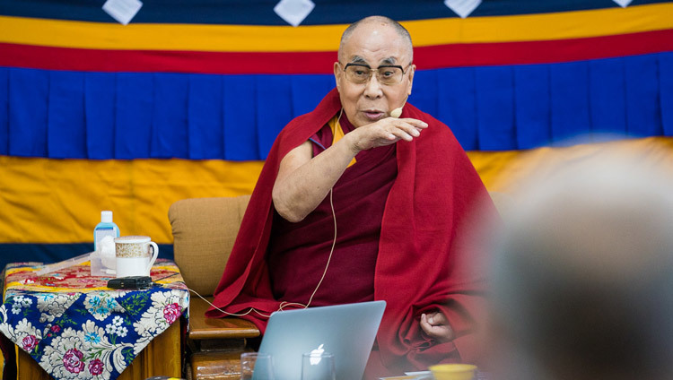Thánh Đức Đạt Lai Lạt Ma bình luận về những bài thuyết trình trong ngày thứ hai của Hội nghị Tâm thức và Đời sống lần thứ 33 tại Chùa Tây Tạng Chính tại Dharamsala, HP, Ấn Độ vào ngày 13 tháng 03, 2018. Ảnh của Tenzin Choejor