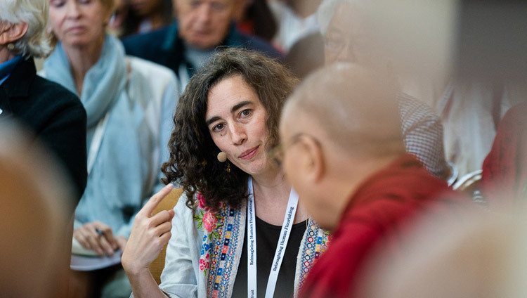 Thánh Đức Đạt Lai Lạt Ma phát biểu vào cuối ngày thứ hai của Hội nghị Tâm Thức và Đời sống lần thứ 33 - Tái sáng tạo sự Phát triển của Con người - tại Chùa Tây Tạng Chính ở Dharamsala, HP, Ấn Độ vào ngày 13 tháng 03, 2018. Ảnh của Tenzin Choejor