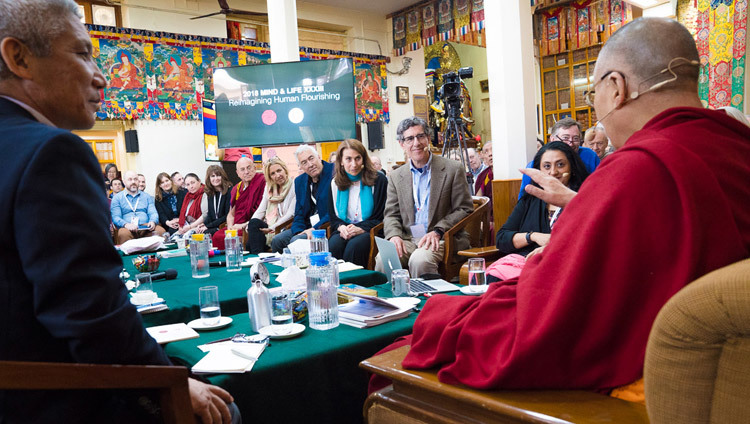 Thánh Đức Đạt Lai Lạt Ma nhắc lại một câu chuyện vào đầu ngày thứ ba của Hội nghị Tâm thức và Đời sống tại Chùa Tây Tạng Chính ở Dharamsala, HP, Ấn Độ vào ngày 14 tháng 03, 2018. Ảnh của Tenzin Choejor