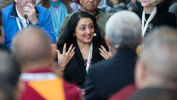 Amishi Jha thuyết trình về nhận thức meta (siêu nhận thức) và rèn luyện sự chú tâm trong ngày thứ ba của Hội nghị Tâm thức và Đời sống tại Chùa Tây Tạng Chính ở Dharamsala, HP, Ấn Độ vào ngày 14 tháng 03, 2018. Ảnh của Tenzin Choejor