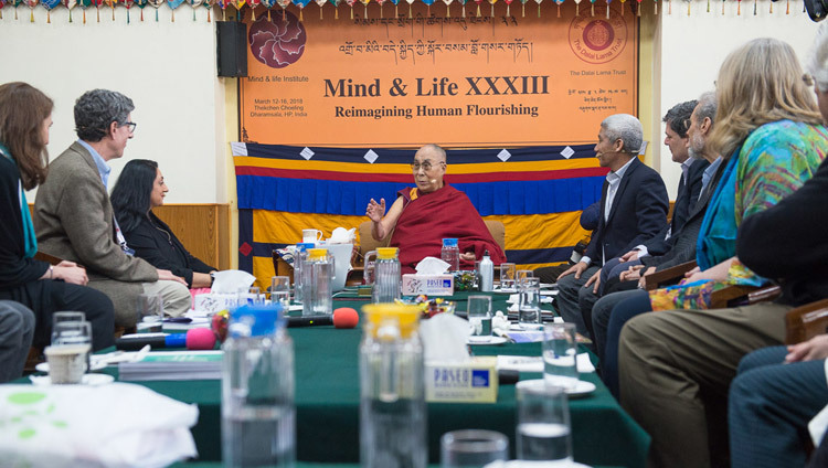 Thánh Đức Đạt Lai Lạt Ma thảo luận về sự nhận thức với Amish Jha trong phần thuyết trình của Cô vào ngày thứ ba của Hội nghị Tâm thức và Đời sống tại Chùa Tây Tạng Chính ở Dharamsala, HP, Ấn Độ vào ngày 14 tháng 03, 2018. Ảnh của Tenzin Phuntsok