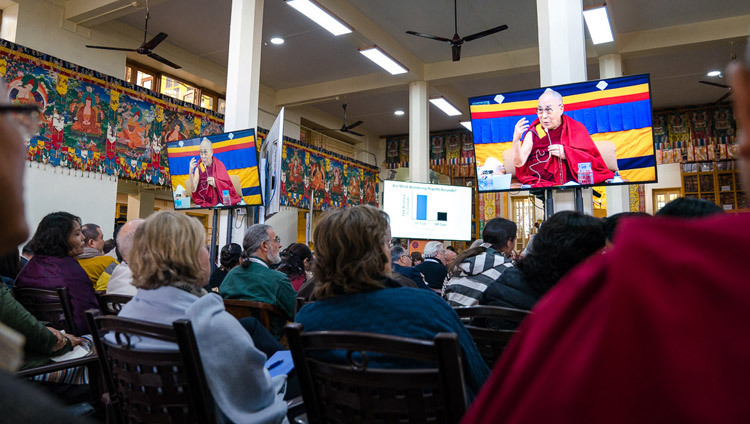 Một số trong số hơn 300 khách tham dự hội nghị Tâm thức và Đời sống, đang xem Thánh Đức Đạt Lai Lạt Ma trên màn hình TV tại Chùa Tây Tạng Chính ở Dharamsala, HP, Ấn Độ vào ngày 14 tháng 03, 2018. Ảnh của Tenzin Choejor