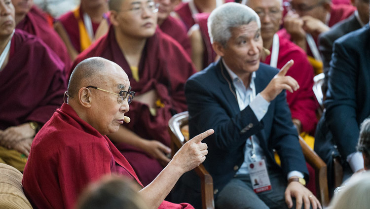 Thupten Jinpa và Thánh Đức Đạt Lai Lạt Ma đang thảo luận về một điểm trong bài thuyết trình của ông theo quan điểm của người Phật tử về sự chú tâm và nhận thức meta vào ngày thứ ba của Hội nghị Tâm thức và Đời sống tại Chùa Tây Tạng Chính ở Dharamsala, HP, Ấn Độ vào ngày 14 tháng 03, 2018. Ảnh của Tenzin Choejor