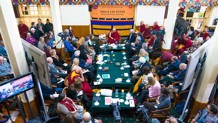 Một quan cảnh nhìn từ phía trên cao của Thánh Đức Đạt Lai Lạt Ma, những người tham dự và khách mời - trong ngày thứ ba của Hội nghị Tâm thức và Đời sống tại Chùa Tây Tạng Chính ở Dharamsala, HP, Ấn Độ vào ngày 14 tháng 03, 2018. Ảnh của Tenzin Choejor