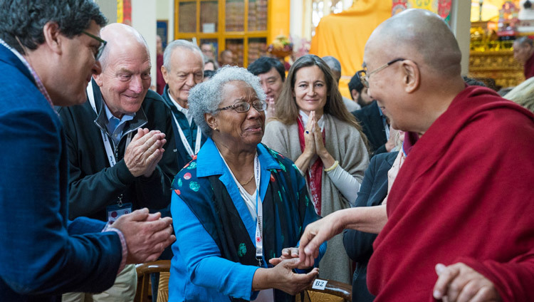 Thánh Đức Đạt Lai Lạt Ma chào mừng các vị khách tham dự khi Ngài quang lâm vào ngày thứ tư của Hội nghị Tâm thức và Đời sống tại Chùa Tây Tạng Chính ở Dharamsala, HP, Ấn Độ vào ngày 15 tháng 03, 2018. Ảnh của Tenzin Choejor